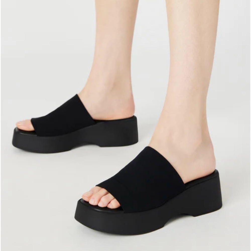 Slinky 30 black iconic sandal (NWT)